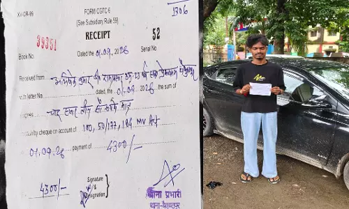 कार में ब्लैक फिल्म लगाकर लापरवाही से चला रहा था वाहन