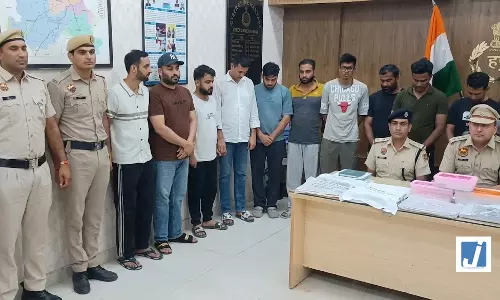 Apple कस्टमर सर्विस बनकर विदेशियों से ठगी, 11 आरोपी गिरफ्तार Apple कस्टमर सर्विस बनकर विदेशियों से ठगी, 11 आरोपी गिरफ्तार