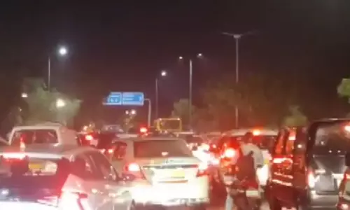 भारी बारिश से दिल्ली बेहाल द्वारका में लगा लंबा ट्रैफिक जाम भारी बारिश से दिल्ली बेहाल द्वारका में लगा लंबा ट्रैफिक जाम