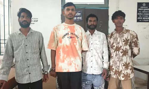 सुपेला में हथियार लहराकर राहगीरों को डरा रहे थे युवक, चार आरोपी गिरफ्तार सुपेला में हथियार लहराकर राहगीरों को डरा रहे थे युवक, चार आरोपी गिरफ्तार