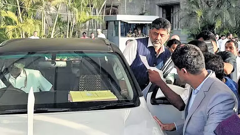 CM के पास पहुंचे लोग रखीं अपनी समस्याएं CM के पास पहुंचे लोग रखीं अपनी समस्याएं