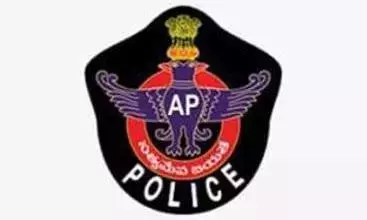 Andhra: एपी के कांकीपाडु में चाकू चलाने वाले व्यक्ति पर पुलिस ने गोलीबारी की Andhra: एपी के कांकीपाडु में चाकू चलाने वाले व्यक्ति पर पुलिस ने गोलीबारी की