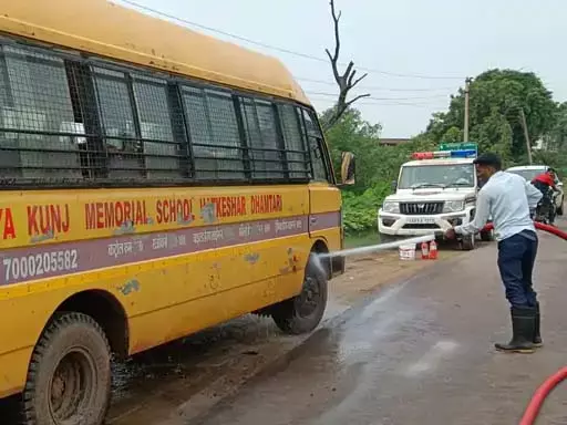 स्कूली बस में लगी आग, 28 लोग बाल-बाल बचे स्कूली बस में लगी आग, 28 लोग बाल-बाल बचे