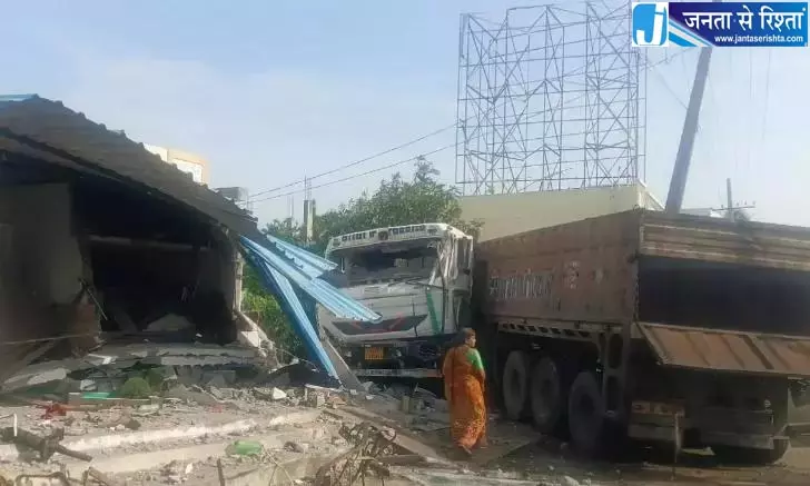 Telangana: करीमनगर में माल ढोने वाली लॉरी दो शेड से टकराई Telangana: करीमनगर में माल ढोने वाली लॉरी दो शेड से टकराई