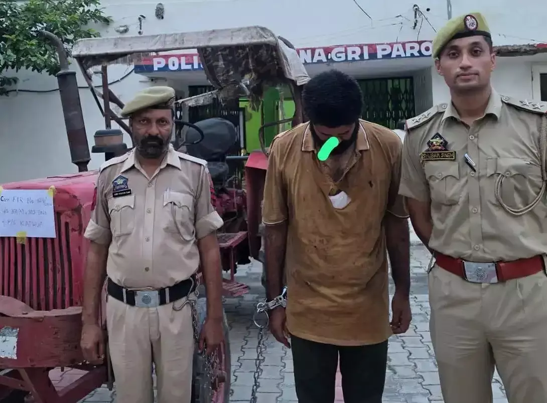 Kathua: चोरी के ट्रैक्टर के साथ आरोपी गिरफ्तार, चार लाख की संपत्ति बरामद Kathua: चोरी के ट्रैक्टर के साथ आरोपी गिरफ्तार, चार लाख की संपत्ति बरामद