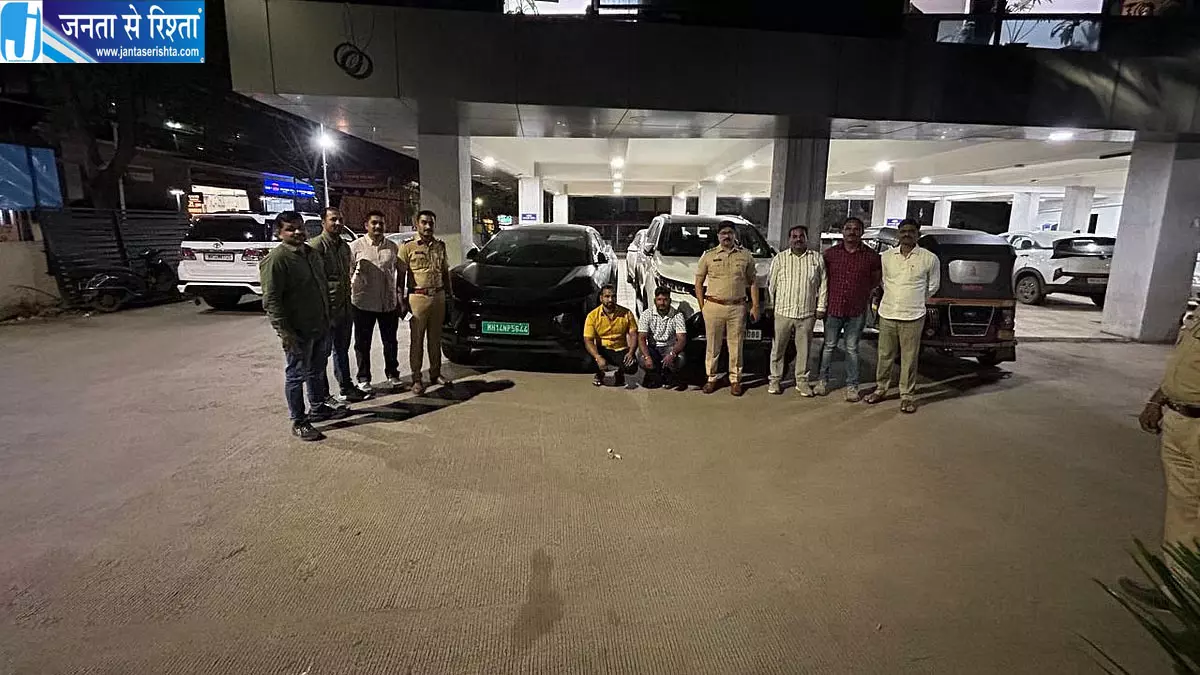 मुंबई-बेंगलुरु हाईवे पर रील बनाने के लिए ट्रैफिक रोकना पड़ा भारी मुंबई-बेंगलुरु हाईवे पर रील बनाने के लिए ट्रैफिक रोकना पड़ा भारी