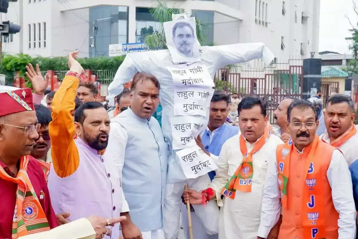 Dehradun: भाजपा एससी मोर्चा ने जताया विरोध, राहुल गांधी का पुतला दहन कर की नारेबाजी Dehradun: भाजपा एससी मोर्चा ने जताया विरोध, राहुल गांधी का पुतला दहन कर की नारेबाजी