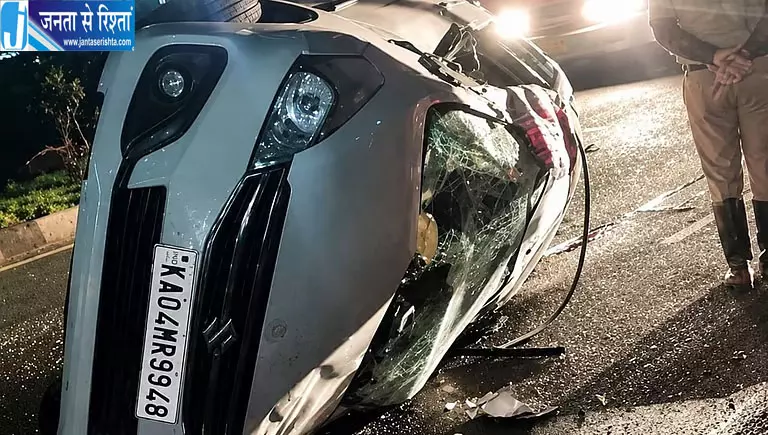 धारवाड़ में भीषण सड़क हादसा कार डिवाइडर से टकराकर पलटी तीन की मौत तीन घायल धारवाड़ में भीषण सड़क हादसा कार डिवाइडर से टकराकर पलटी तीन की मौत तीन घायल
