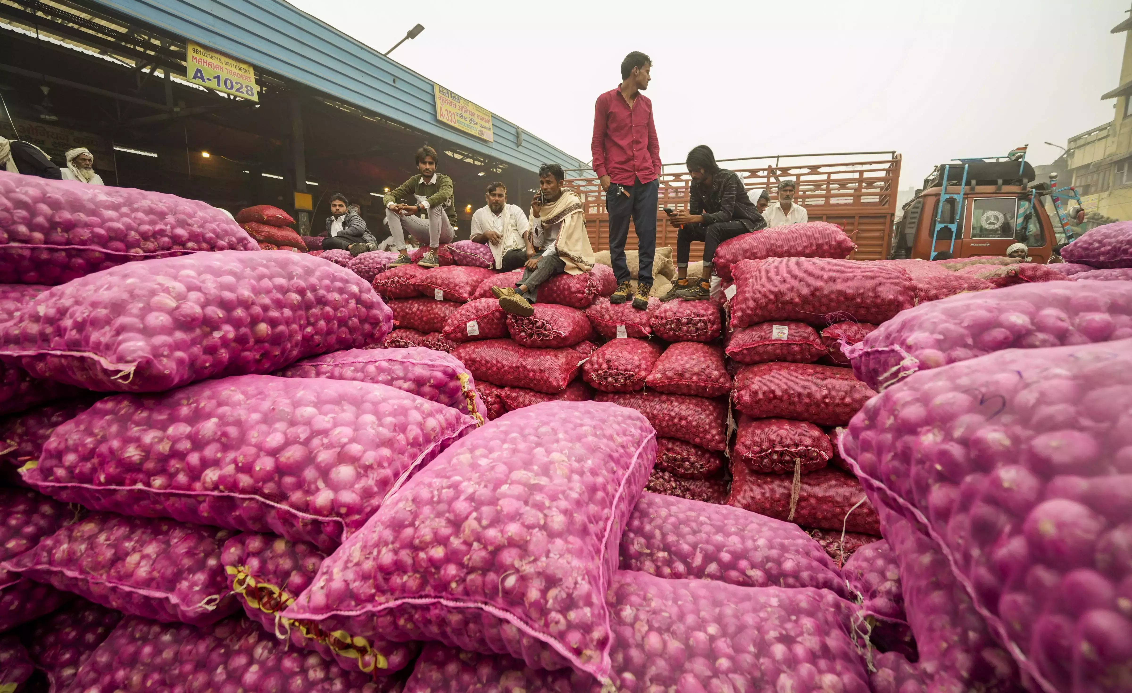 Tamil Nadu: तमिलनाडु में कमी दूर करने के लिए नासिक से प्याज पहुंचे Tamil Nadu: तमिलनाडु में कमी दूर करने के लिए नासिक से प्याज पहुंचे