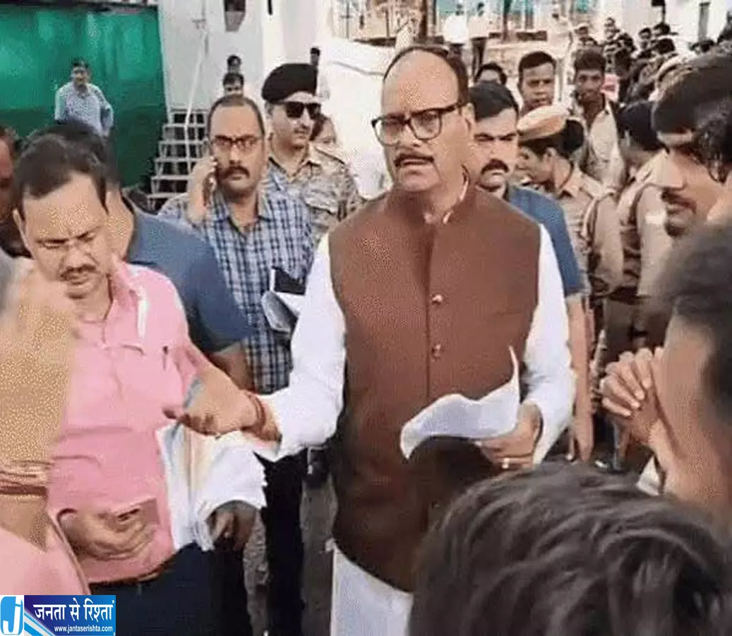 नौकरी का इंतजार कर रहे युवाओं से मिले डिप्टी CM पाठक भर्ती पर लिया एक्शन नौकरी का इंतजार कर रहे युवाओं से मिले डिप्टी CM पाठक भर्ती पर लिया एक्शन