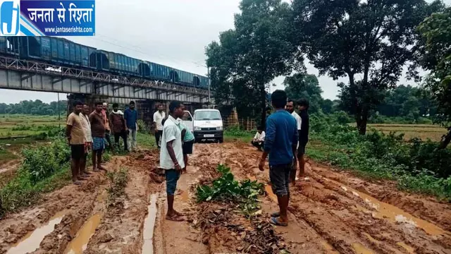 कीचड़ में फंसी एंबुलेंस ग्रामीणों ने उठाया शव कीचड़ में फंसी एंबुलेंस ग्रामीणों ने उठाया शव