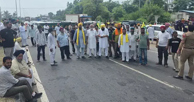बिजली संकट पर किसानों का हाईवे जाम बिजली संकट पर किसानों का हाईवे जाम