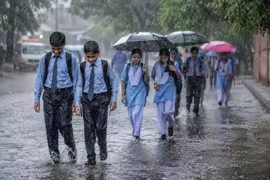 Poonch: खराब मौसम के बीच पुंछ में स्कूल बंद, बढ़ते जलस्तर को देखते हुए फैसला Poonch: खराब मौसम के बीच पुंछ में स्कूल बंद, बढ़ते जलस्तर को देखते हुए फैसला