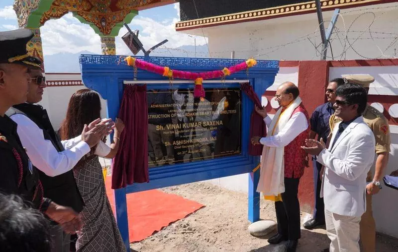 एलजी वी.के. सक्सेना का लद्दाख दौरा: लेह-कारगिल में स्मार्ट बस शेल्टर की रखी नींव एलजी वी.के. सक्सेना का लद्दाख दौरा: लेह-कारगिल में स्मार्ट बस शेल्टर की रखी नींव