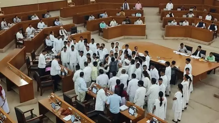 त्रिपुरा असेंबली में पूर्व DGP के सुसाइड नोट पर बवाल, कांग्रेस MLA सस्पेंड त्रिपुरा असेंबली में पूर्व DGP के सुसाइड नोट पर बवाल, कांग्रेस MLA सस्पेंड