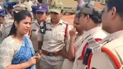 आदिवासी छात्रों के समर्थन का मामला: विशाखापत्तनम में YSRCP नेता गिरफ्तार आदिवासी छात्रों के समर्थन का मामला: विशाखापत्तनम में YSRCP नेता गिरफ्तार
