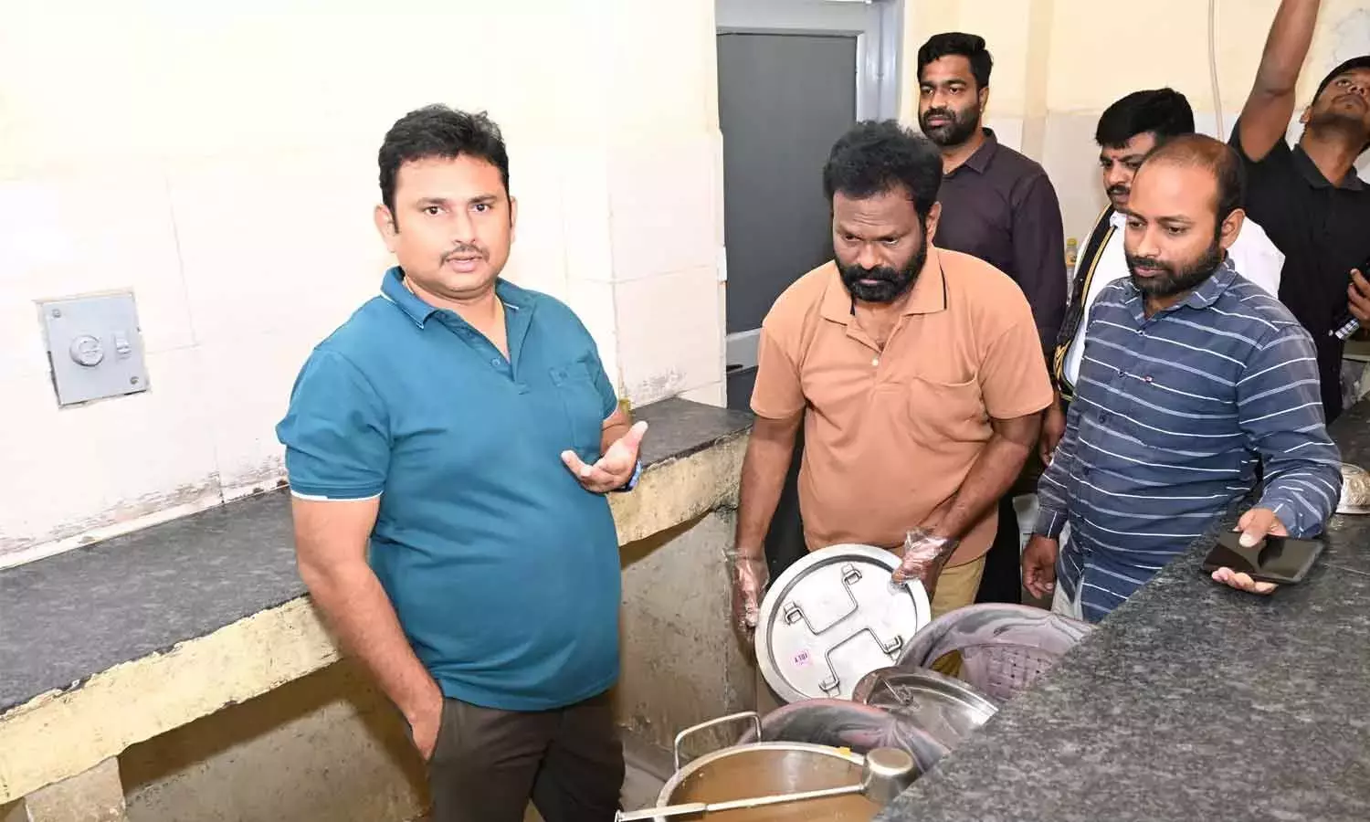 Andhra: कमिश्नर ने स्कूलों और मंदिरों के पास ज़ीरो कचरा रखने का आदेश दिया Andhra: कमिश्नर ने स्कूलों और मंदिरों के पास ज़ीरो कचरा रखने का आदेश दिया