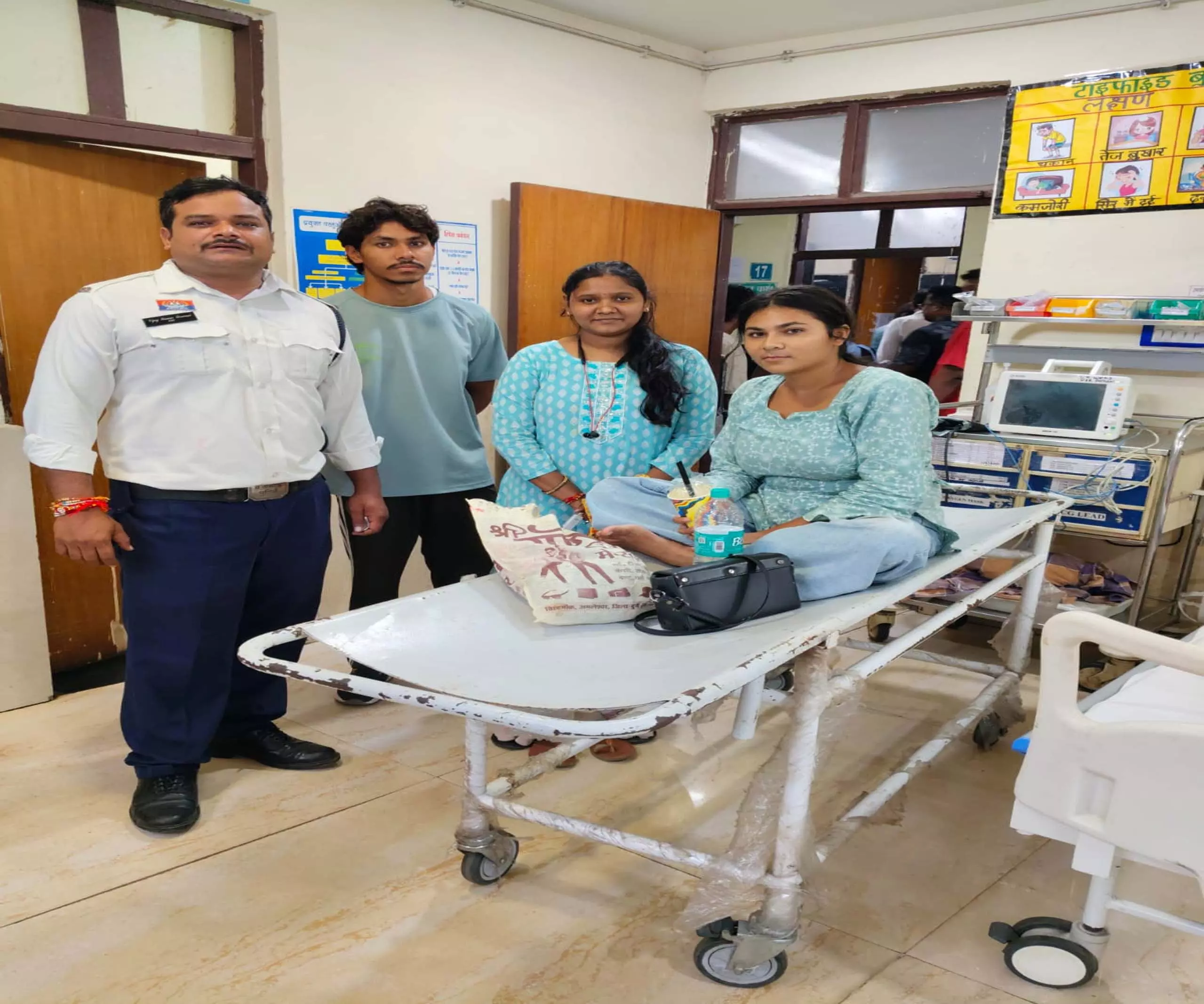 लोधीपारा चौक पर अचानक बेहोश होकर गिरी युवती, यातायात पुलिस ने ऐसे बचाई जान लोधीपारा चौक पर अचानक बेहोश होकर गिरी युवती, यातायात पुलिस ने ऐसे बचाई जान