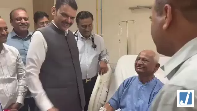 देवेंद्र फडणवीस ने अस्पताल पहुंचकर अन्ना हजारे का जाना हालचाल देवेंद्र फडणवीस ने अस्पताल पहुंचकर अन्ना हजारे का जाना हालचाल