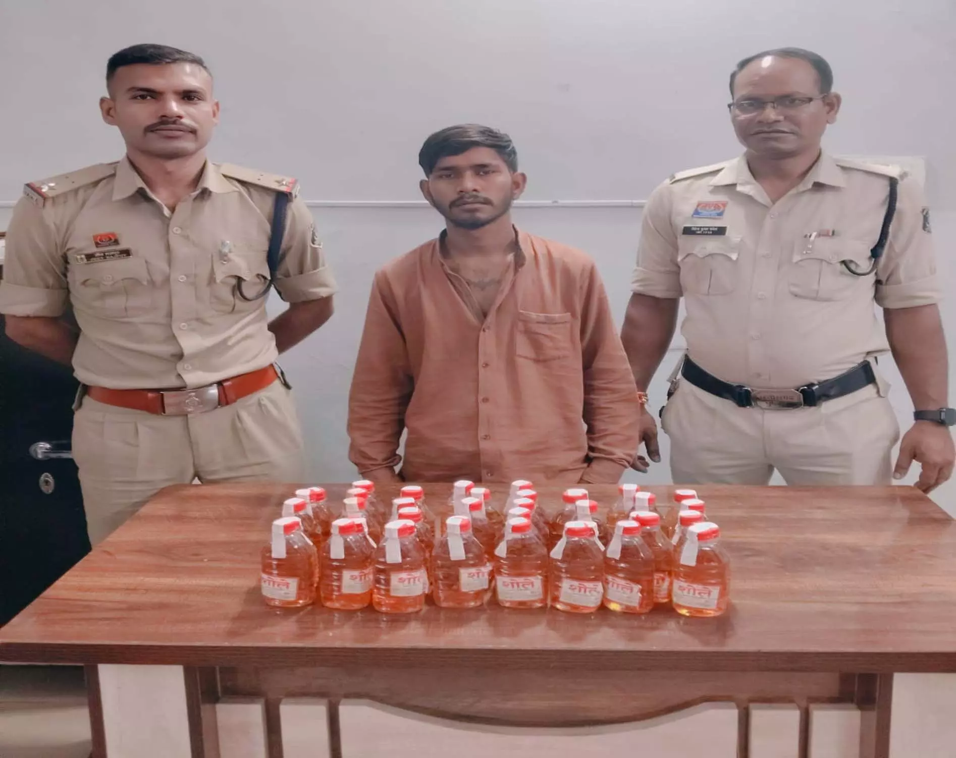श्रीराम चौक के पास अवैध शराब बेचने की तैयारी, आरोपी गिरफ्तार श्रीराम चौक के पास अवैध शराब बेचने की तैयारी, आरोपी गिरफ्तार