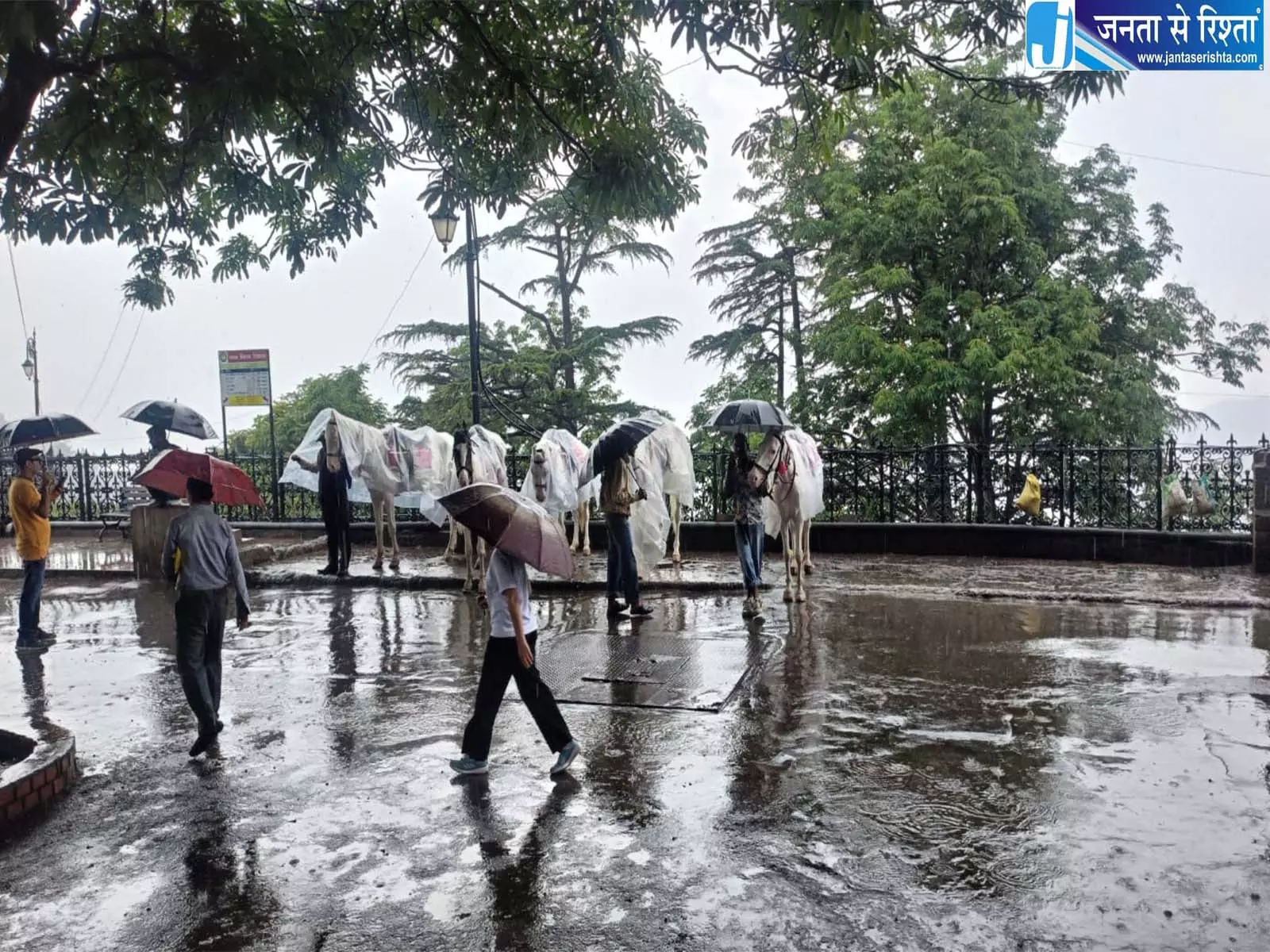 मणिपुर में लगातार बारिश से लामका की सड़कें हुईं बदहाल मणिपुर में लगातार बारिश से लामका की सड़कें हुईं बदहाल