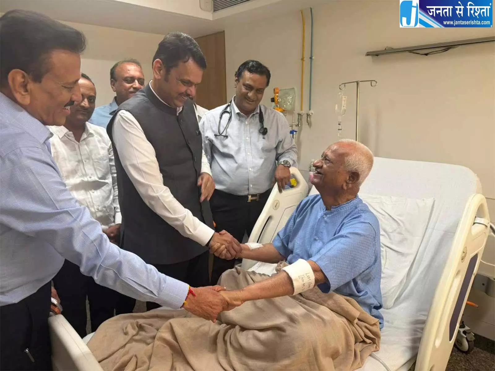 CM फडणवीस ने अस्पताल पहुंचकर अन्ना हजारे का जाना हाल CM फडणवीस ने अस्पताल पहुंचकर अन्ना हजारे का जाना हाल