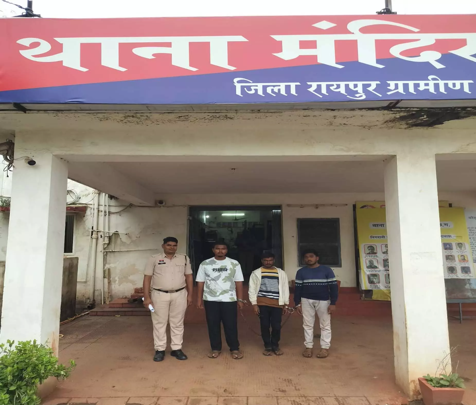 मंदिर हसौद पुलिस का बड़ा एक्शन, चाकू लहराने वाला आरोपी समेत 5 गिरफ्तार मंदिर हसौद पुलिस का बड़ा एक्शन, चाकू लहराने वाला आरोपी समेत 5 गिरफ्तार