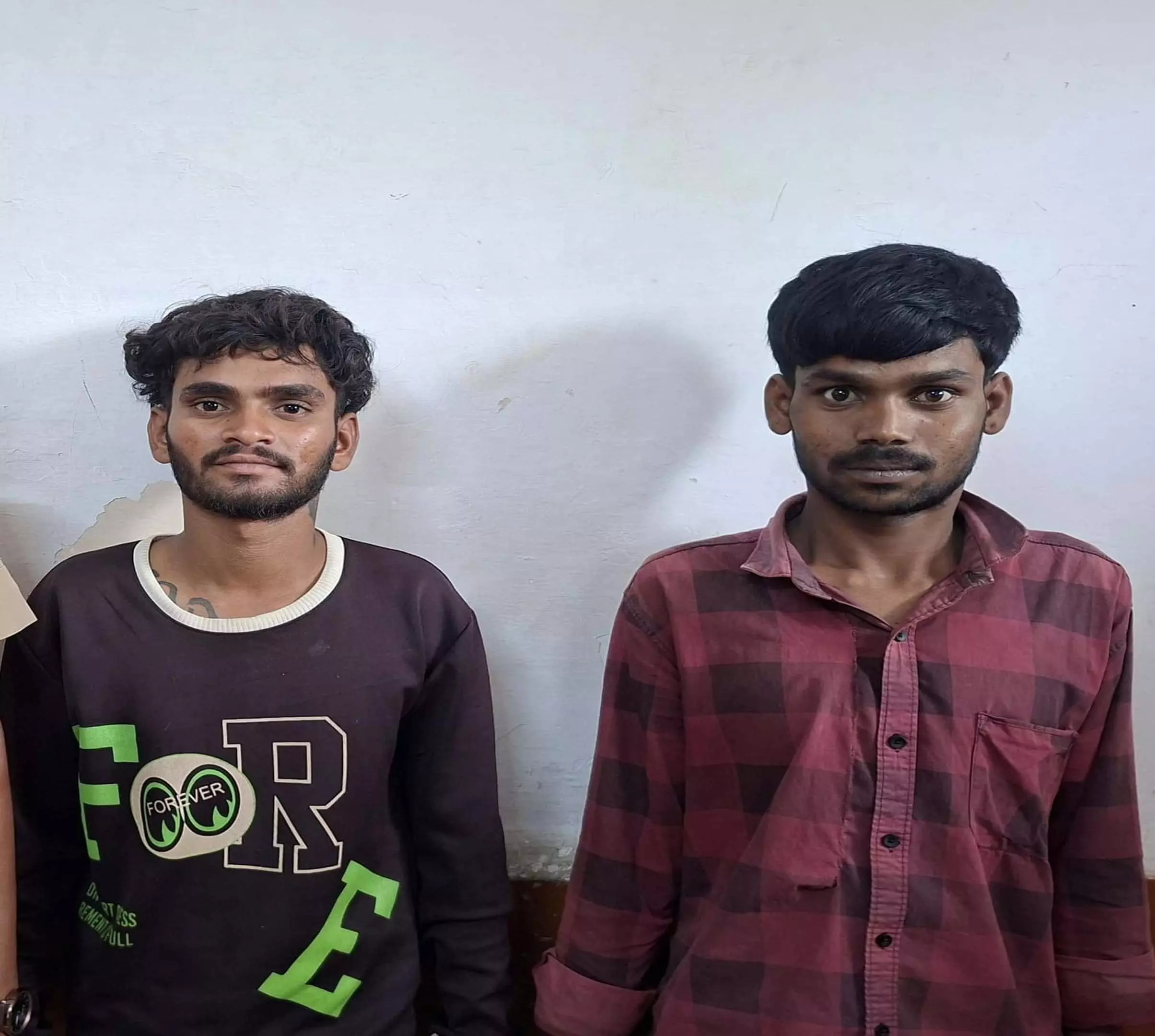 लिफ्ट देकर सुनसान जगह ले गए फिर चाकू दिखाकर लूटा, दो आरोपी गिरफ्तार लिफ्ट देकर सुनसान जगह ले गए फिर चाकू दिखाकर लूटा, दो आरोपी गिरफ्तार