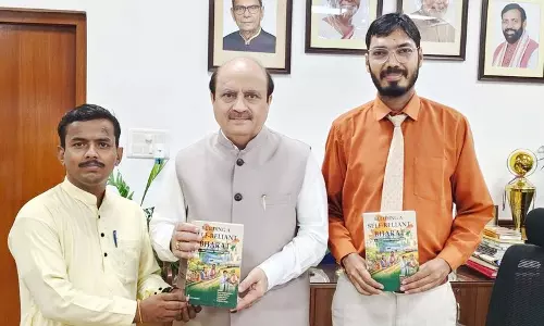 कुरुक्षेत्र यूनिवर्सिटी के वाइस-चांसलर ने किताब जारी की कुरुक्षेत्र यूनिवर्सिटी के वाइस-चांसलर ने किताब जारी की