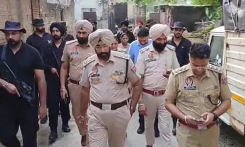 नशे के खिलाफ पुलिस की बड़ी कार्रवाई, 150 जवानों के साथ टीमों ने मारे छापे, 10 संदिग्ध हिरासत में नशे के खिलाफ पुलिस की बड़ी कार्रवाई, 150 जवानों के साथ टीमों ने मारे छापे, 10 संदिग्ध हिरासत में