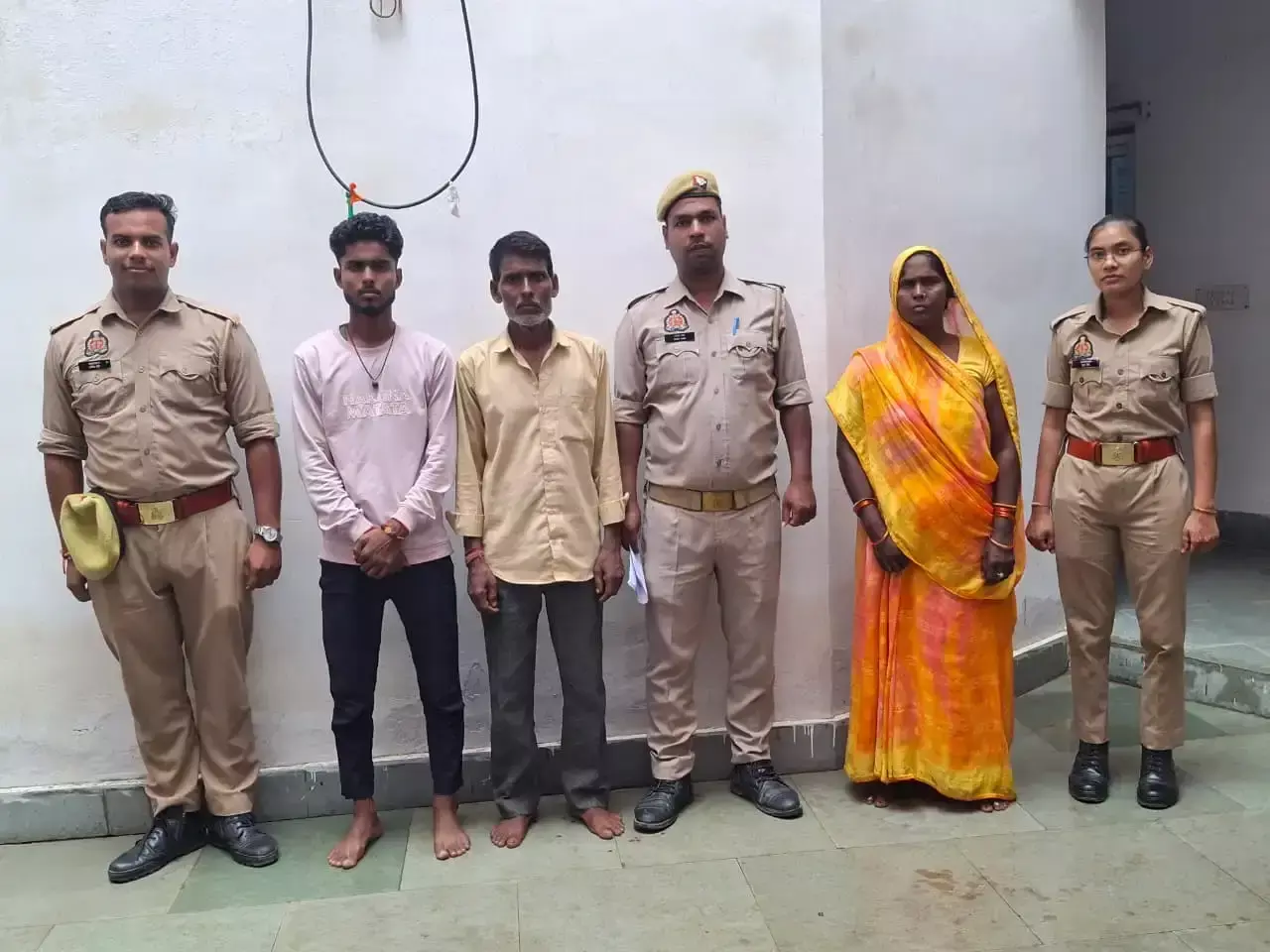 Mirzapur: दहेज के लिए विवाहिता को किया प्रताड़ित, हत्या के आरोप में पति समेत तीन पकड़े Mirzapur: दहेज के लिए विवाहिता को किया प्रताड़ित, हत्या के आरोप में पति समेत तीन पकड़े