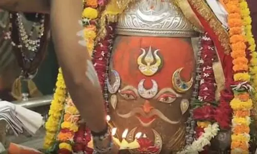 भाद्रपद पंचमी पर बाबा महाकाल का अलौकिक शृंगार, भस्म आरती में उमड़े श्रद्धालु भाद्रपद पंचमी पर बाबा महाकाल का अलौकिक शृंगार, भस्म आरती में उमड़े श्रद्धालु