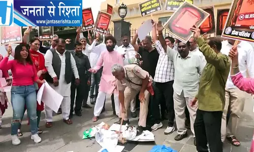 दिल्ली में कांग्रेस का जोरदार प्रदर्शन दिल्ली में कांग्रेस का जोरदार प्रदर्शन