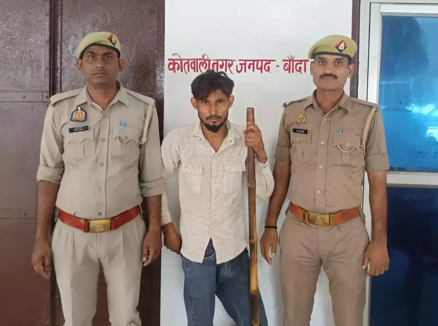 Banda: डीएम की फर्जी फेसबुक प्रोफाइल बनाकर लोगों से रुपये मांगने वाला पकड़ा गया Banda: डीएम की फर्जी फेसबुक प्रोफाइल बनाकर लोगों से रुपये मांगने वाला पकड़ा गया