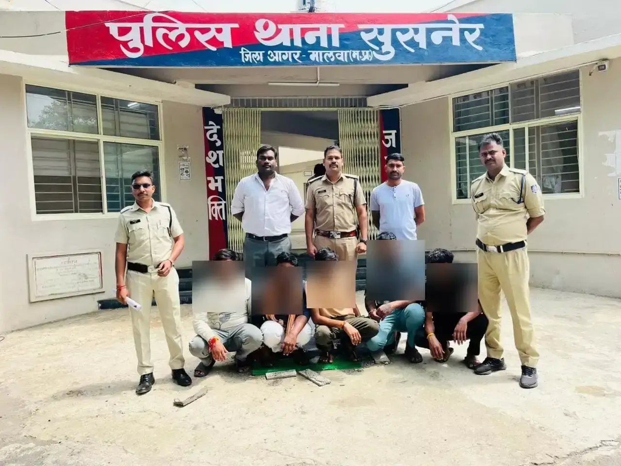 Agarmalwa: सड़क हादसा नहीं, हत्या की साजिश थी! पुलिस ने 5 आरोपियों को किया गिरफ्तार Agarmalwa: सड़क हादसा नहीं, हत्या की साजिश थी! पुलिस ने 5 आरोपियों को किया गिरफ्तार