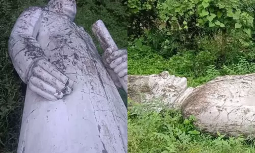 नेहरू की 20 फीट ऊंची प्रतिमा फिर स्थापित