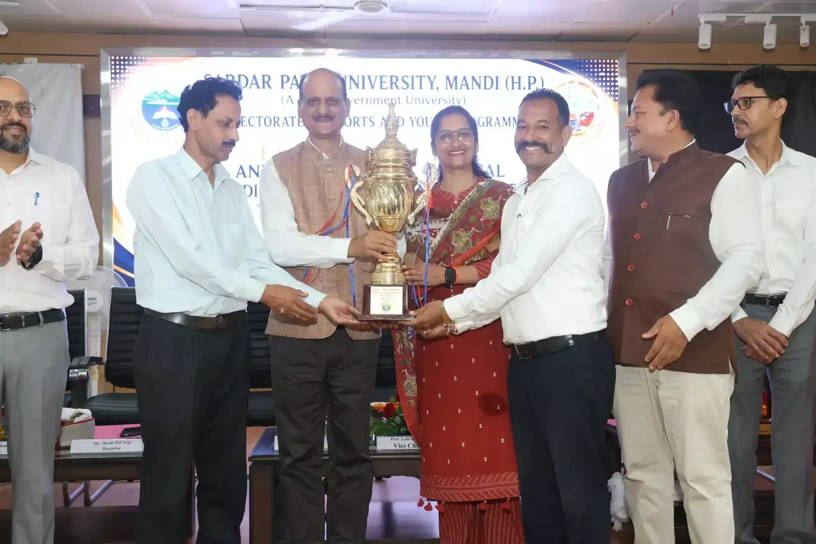 Mandi: पुरुष, महिला एवं युवा वर्ग में अव्वल महाविद्यालयों को एसपीयू का सम्मान