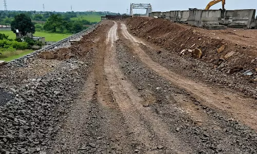 उज्जैन-गरोठ हाईवे का 500 मीटर हिस्सा धंसा