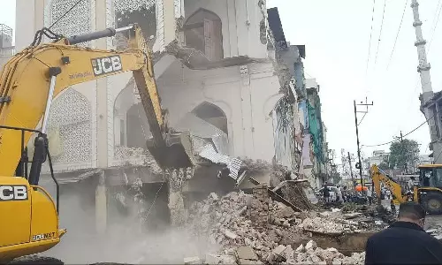 सड़क चौड़ीकरण के लिए हटाए धार्मिक स्थल के हिस्से सड़क चौड़ीकरण के लिए हटाए धार्मिक स्थल के हिस्से
