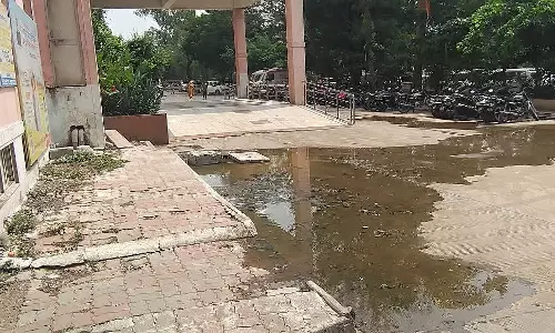 चरक अस्पताल में फैला गंदा पानी चरक अस्पताल में फैला गंदा पानी