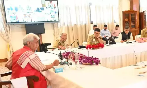 Srinagar: आतंकवाद के खिलाफ जम्मू-कश्मीर में और सख्ती, उपराज्यपाल ने दिए अभियान तेज करने के निर्देश