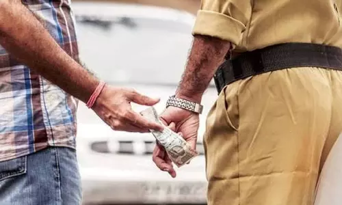 Srinagar: दो पुलिस अधिकारियों पर गिरी गाज, 15 हजार की रिश्वत के आरोप में ACB ने पकड़ा