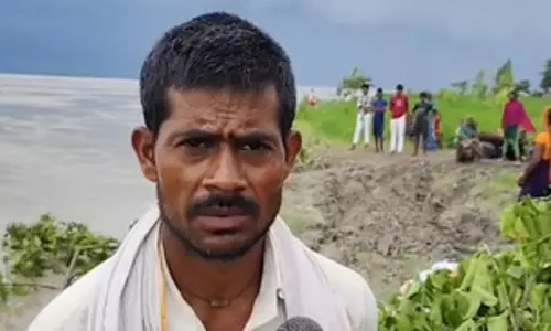 घाघरा का कहरः खेतों के बाद अब आशियानों पर कटान का खतरा, घर तोड़कर ईंटें बचाने को मजबूर ग्रामीण घाघरा का कहरः खेतों के बाद अब आशियानों पर कटान का खतरा, घर तोड़कर ईंटें बचाने को मजबूर ग्रामीण
