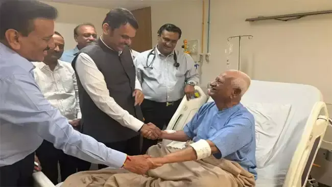 Mumbai: फडणवीस ने अस्पताल में अन्ना हजारे से की मुलाकात, जल्द ठीक होने की दी शुभकामनाएं
