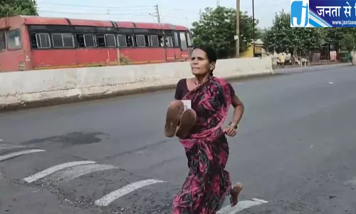 बेटियों की पढ़ाई के लिए मां ने जीती दौड़ बेटियों की पढ़ाई के लिए मां ने जीती दौड़