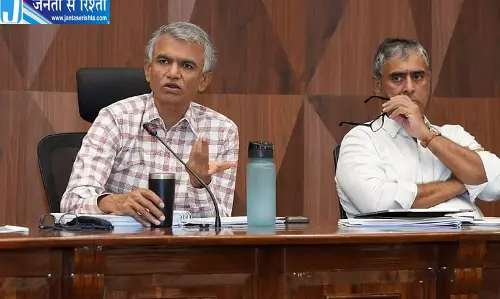 स्ट्रीट लाइट बंद मिलने पर इंजीनियर निलंबित