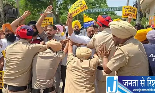 सज्जन कुमार के घर सांसदों के जाने पर AAP प्रदर्शन