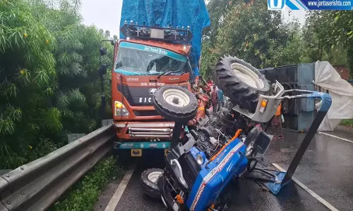 अयोध्या में बड़ा हादसा DCM की टक्कर से ट्रैक्टर ट्रॉली पलटी 28 श्रद्धालु घायल