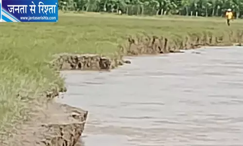 सरयू के कटान से जैतपुर गांव पर मंडराया खतरा घरों से सामान हटाने लगे ग्रामीण