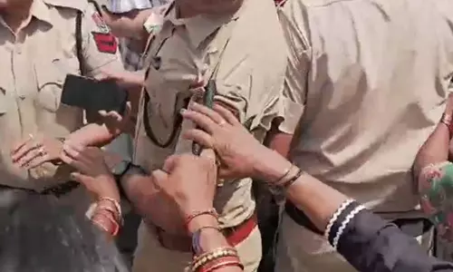 Hisar में सफाई कर्मचारियों और पुलिस में झड़प Hisar में सफाई कर्मचारियों और पुलिस में झड़प